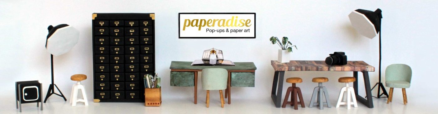 Modernes paper art Zimmer mit Tischen, Stühlen, Lampen und dekorativer Wand aus Papier